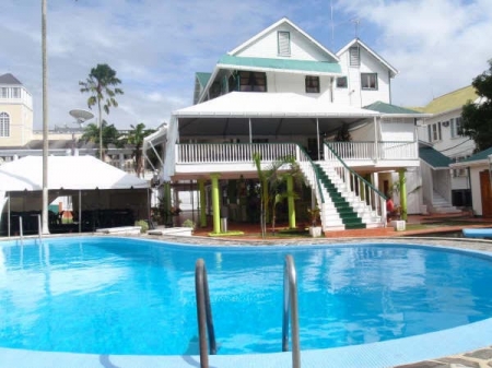 Schwimmbeacken des historischen Hauses in prominenter lage in Georgetown, Guyana