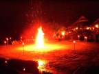 Arrowpoint Lodge: Lagerfeuer am Strand
