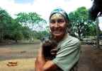 Karanambu Loge: Diane McTurk avec un bébé loutre géante