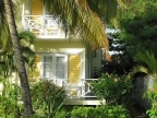Coco Palm Maison créole avec balcon dans le jardin tropical