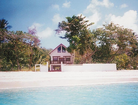 La maison au bord de la plage de sable vue de la mer 