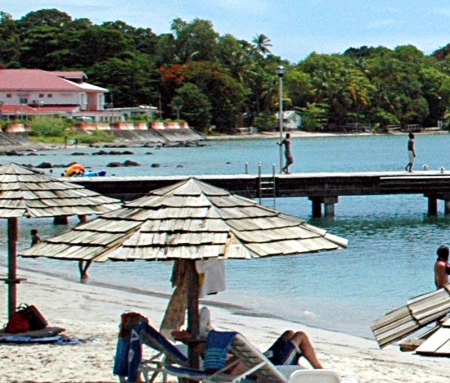 Auberge de l'Anse Mitan: Vue vers le bâtiment principal de la plage.