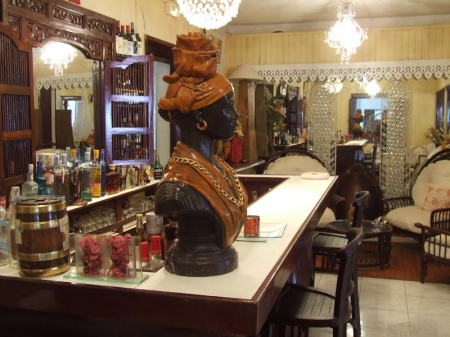 Auberge de l'Anse Mitan: Le bar au charme nostalgique