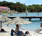 Auberge de l'Anse Mitan: Hauptgebäude vom Strand aus gesehen.