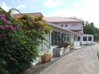 Auberge de l'Anse Mitan: Vue vers le bâtiment principal de la route