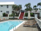 Grenadine House: Schwimmbecken mit Sonnendeck
