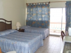 Kings Landing Hotel: Dreibettzimmer mit Poolblick