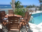 Table à manger sur la terrasse de la piscine
