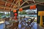 Restaurant, Terrasse und Schwimmbecken.