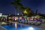 Pool-Deck und Restaurant bei Dämmerung