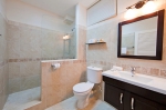 lue Waters Inn: salle de bain (exemple de logement)