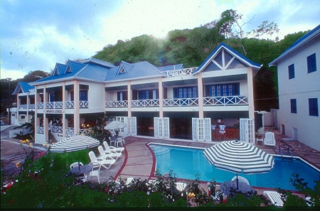 Manta Loge: Piscine et bâtiment