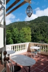 Die Terrasse mit Ausblick ins Grüne