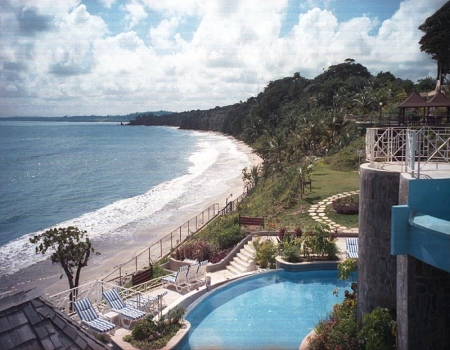 Vue  sur le domaine de l'hôtel avec vue sur la plage du Salybia Resort