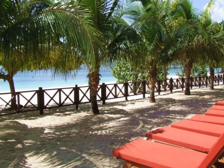 Coyaba Beach Resort: Transats de plage