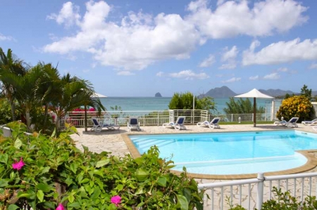 Piscine et vue vers la mer de l'Hôtel Corail
