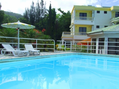Evergreen Hotel: piscine avec vue sur la mer
