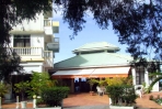Evergreen Hotel: Eingang zu Bar, Restaurant und Rezeption