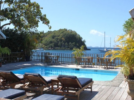 Piscine avec terrasse de bronzage et vue sur la mer