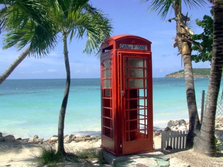 Telefonzelle am Strand der Dickenson Bay