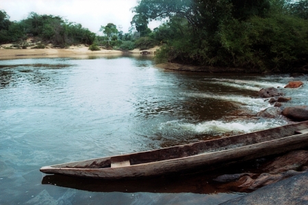 Pirogue indienne: Les fleuves sont encore de nos jours les plus importantes voies de communication