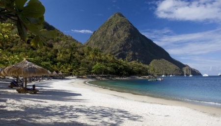 Strand mit den Pitons im Hintergrund